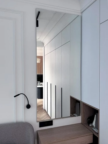 Высокое прямоугольное настенное зеркало без рамы