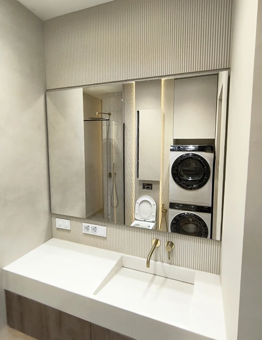 Крупное прямоугольное зеркало в ванной