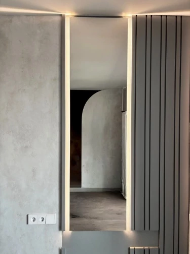 Прямоугольное зеркало с подсветкой в прихожей