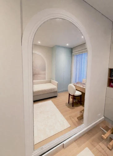 Большое арочное зеркало для спальни