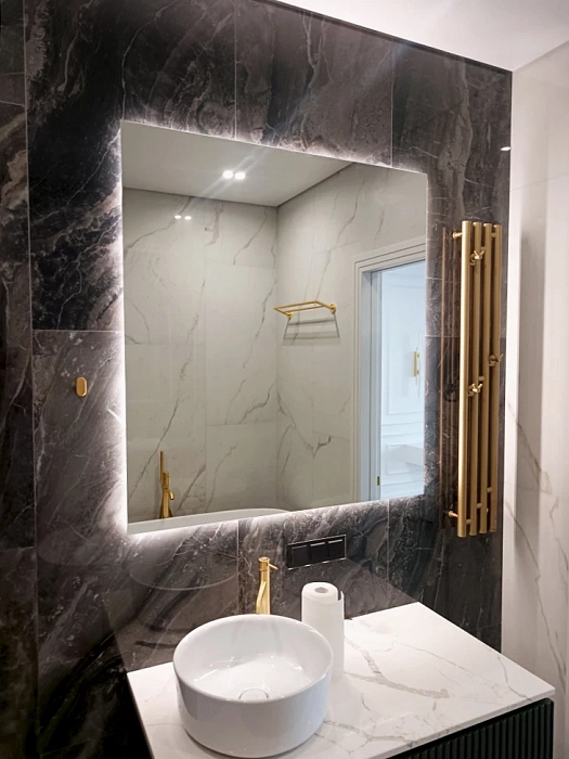 Квадратное зеркало с подсветкой в ванной