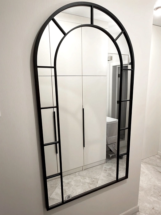 Арочное зеркало с черной рамой