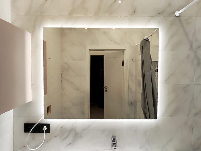 Зеркало в ванной с нейтральной подсветкой