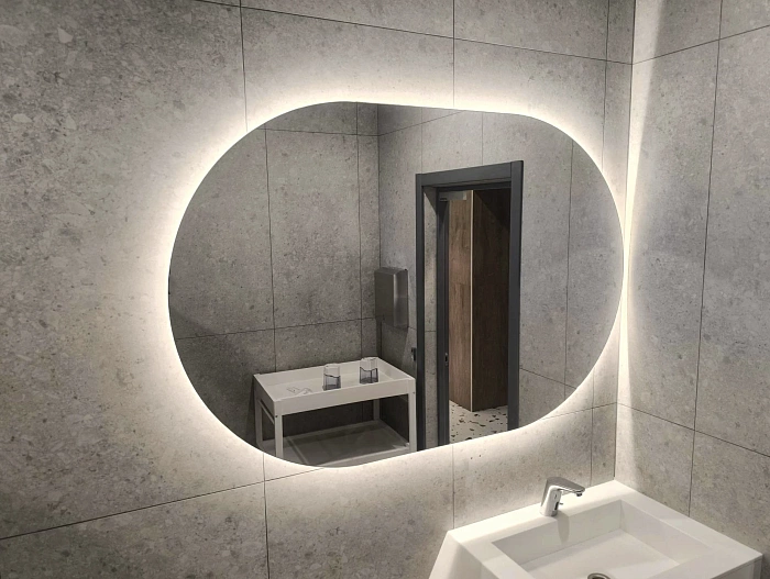 Овальное зеркало с подсветкой в ванной