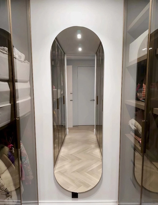 Капсульное зеркало в гардеробной