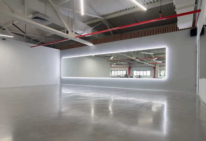 Крупное прямоугольное зеркало с подсветкой