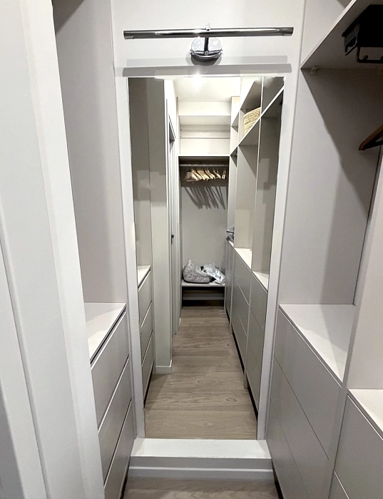 Прямоугольное зеркало в гардеробной