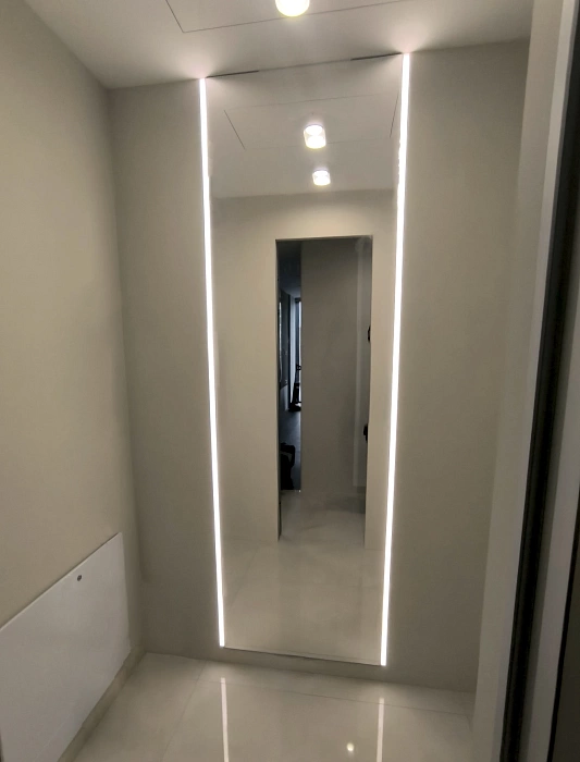 Зеркало от потолка до пола с подсветкой