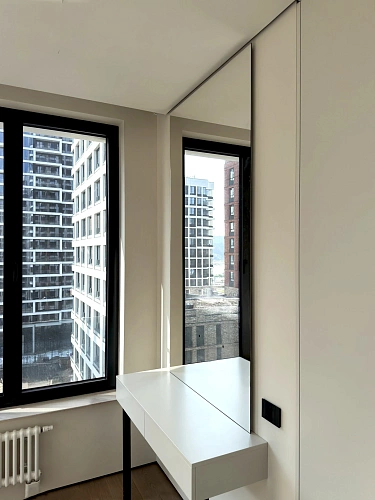 Прямоугольное зеркало с черной рамой