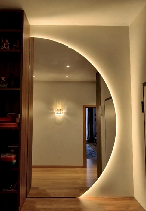 Фигурное зеркало с теплой подсветкой 