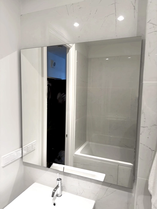 Классическое квадратное зеркало в ванной