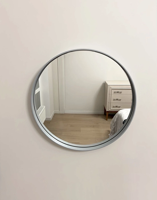 Кругло зеркало с серебряной рамой