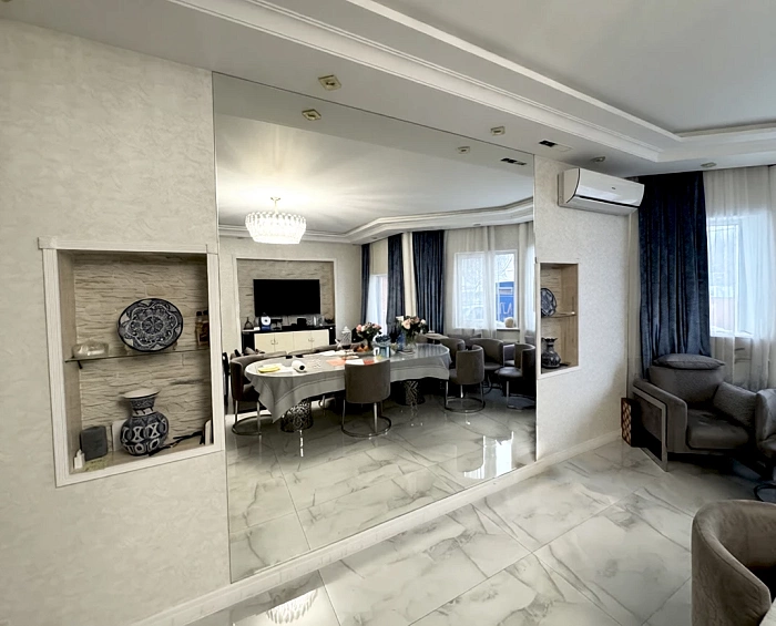 Большое квадратное зеркало в гостиной