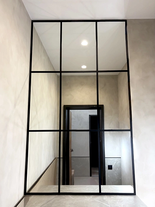 Зеркало с черной металлической рамой