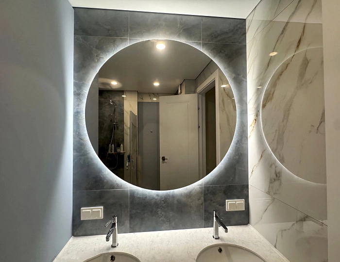 Круглое зеркало с подсветкой в ванной
