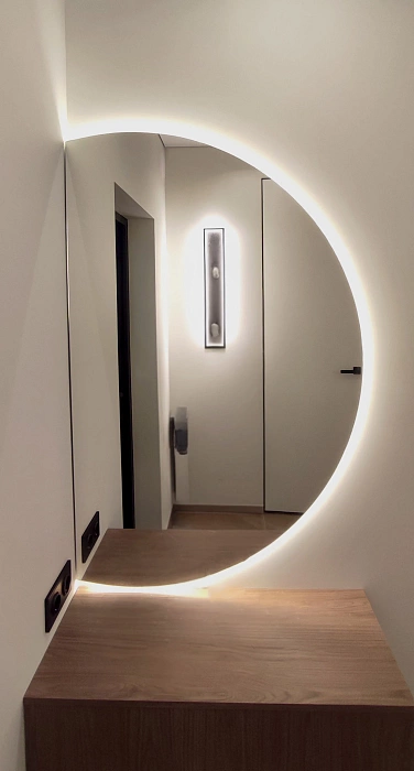 Полукруглое зеркало с подсветкой в прихожей