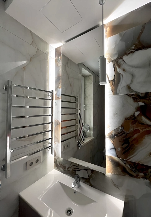 Прямоугольное зеркало в ванной с подсветкой