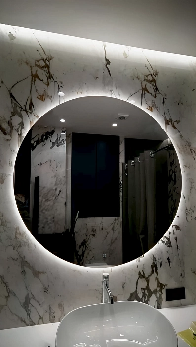 Круглое зеркало с нейтральной подсветкой