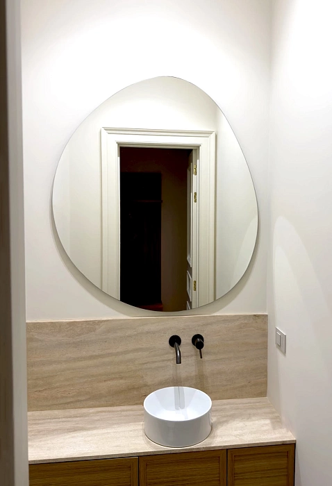 Каплевидное зеркало в ванной комнате