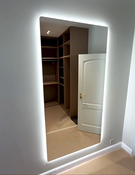 Зеркало прямоугольное с закругленными углами и нейтральной подсветкой 