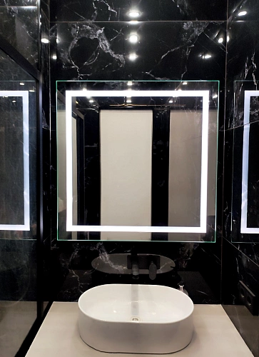 Зеркало квадратное с подсветкой в ванной