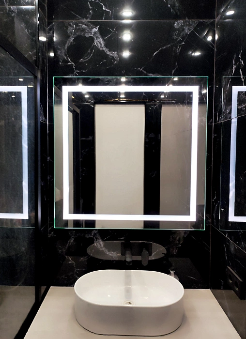 Зеркало квадратное с подсветкой в ванной