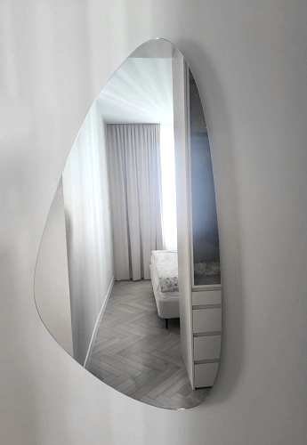 Каплевидное зеркало в спальне