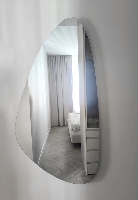 Каплевидное зеркало в спальне