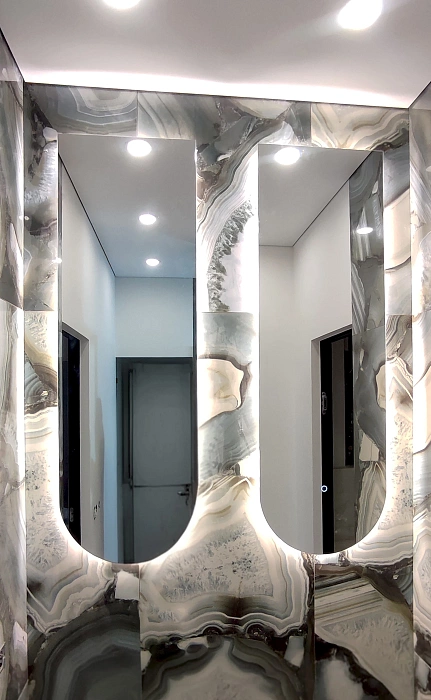 Перевернутые арочные зеркала с подсветкой