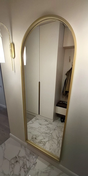 Арочное зеркало с золотой рамой в прихожей
