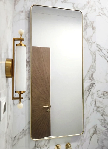 Зеркало с золотой рамой