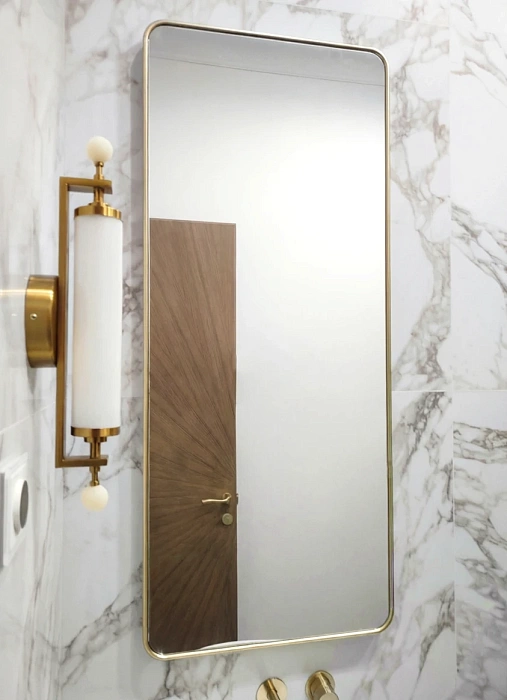 Зеркало с золотой рамой