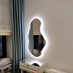 Миниатюра Фигурное зеркало с подсветкой в спальню