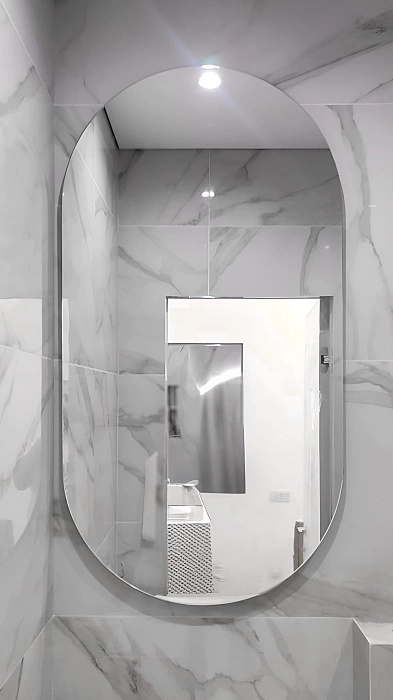 Овальное зеркало в ванной