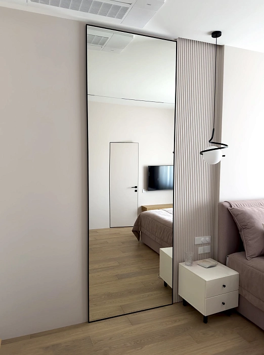 Зеркало полотно с черной тонкой рамой