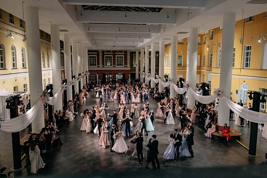 Балы, красавицы, лакеи, юнкера. И марши Штрауса, и хруст французской булки… 9434