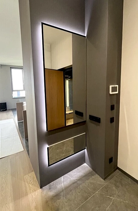 Зеркало с вырезом для полки в прихожей