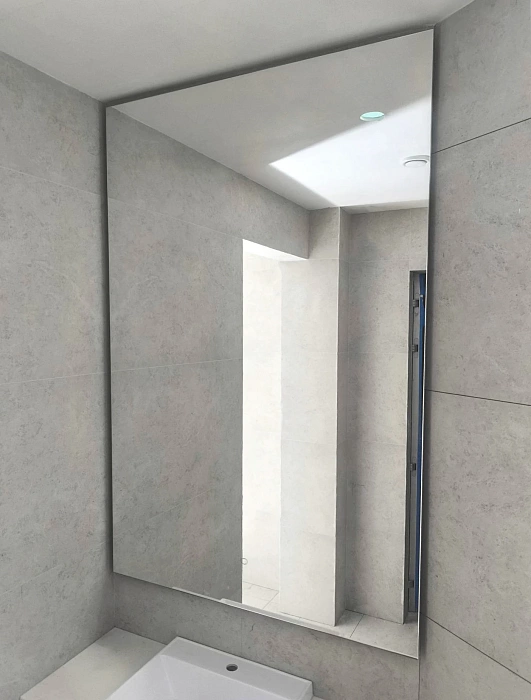 Прямоугольное зеркало в ванной классика