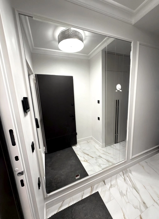 Крупное прямоугольное зеркало в прихожую