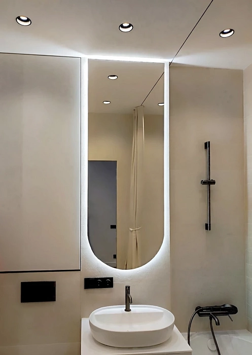 Перевернутое арочное зеркало с подсветкой в ванной