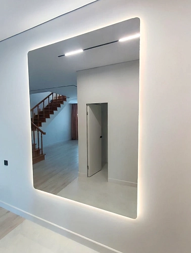 Крупное квадратное зеркало с подсветкой