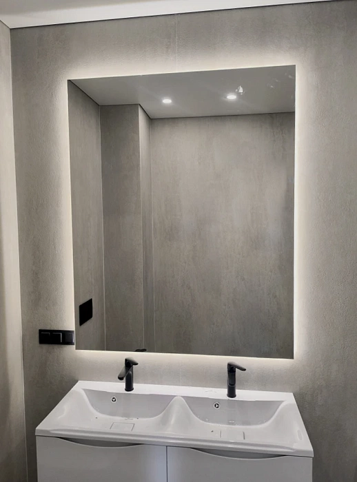 Прямоугольное зеркало с подсветкой в ванной