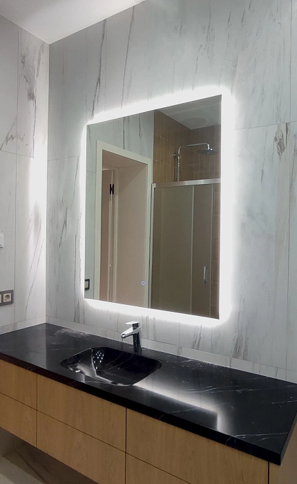 Зеркало с подсветкой прямоугольное в ванной комнате