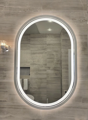 Овальное зеркало с подсветкой в ванной