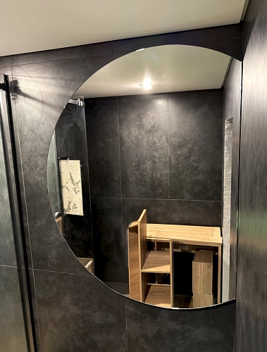 Фигурное зеркало в ванной 